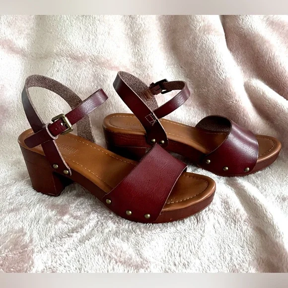 CUSHIONAIRE - Sloan Faux Wood Sandals - Picture 7 of 10